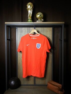 England 2014/15 Away Jersey – Nike Red Shirt – Men’s Large – MPN 608597-657